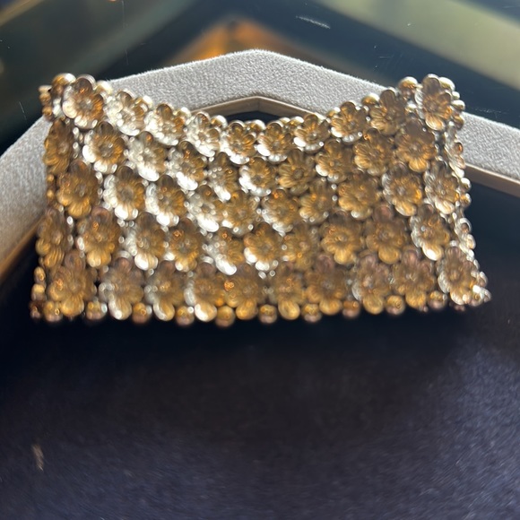 NWT Stunning Wrist cuff done in a silver finish with delicate flowers & crystal - Picture 13 of 13